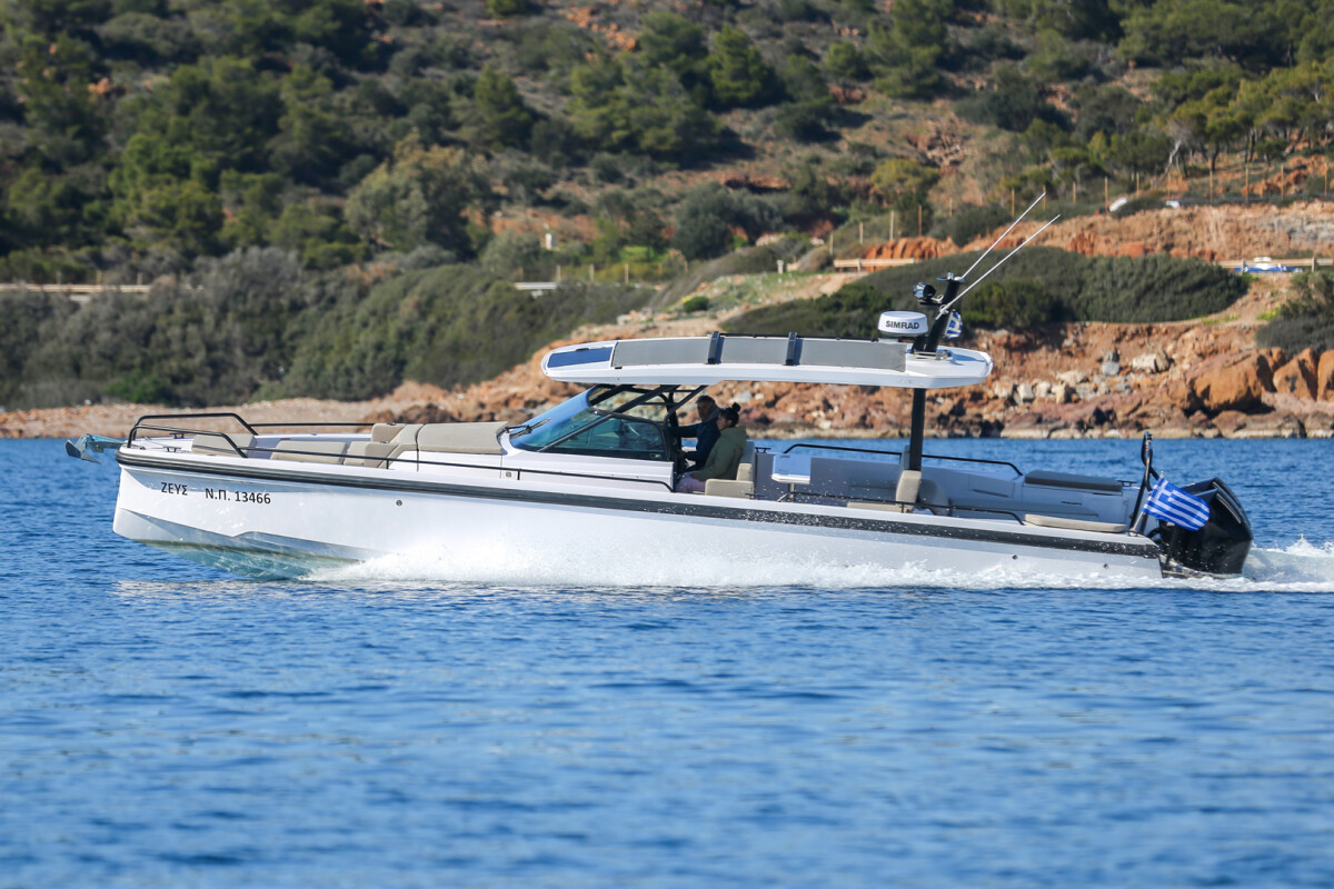 Axopar 37 Sun Top Zeus