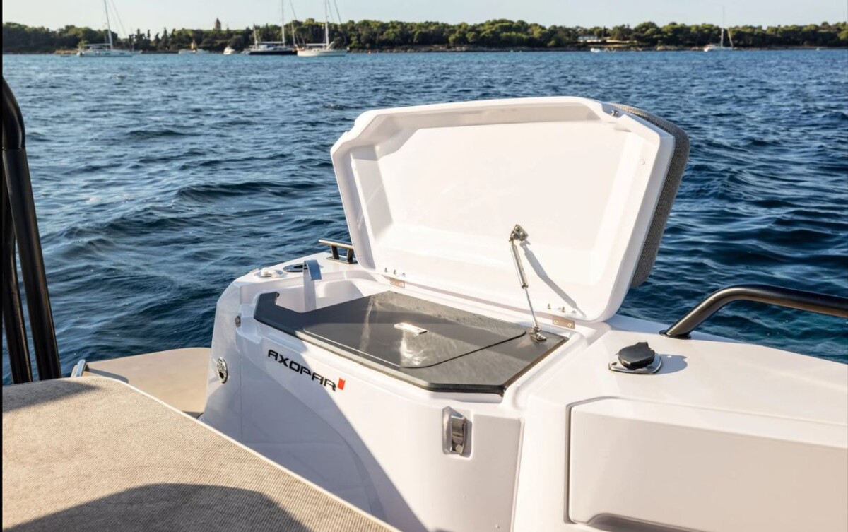 Axopar 37 XC Cross Cabin