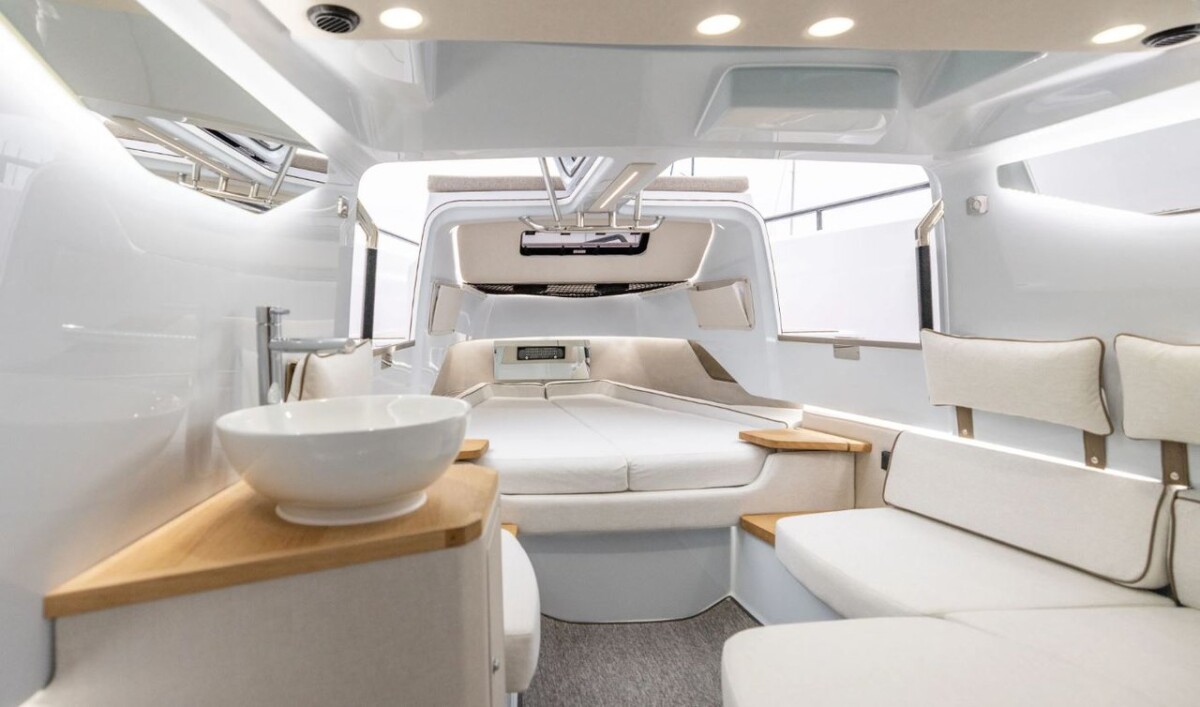 Axopar 37 XC Cross Cabin