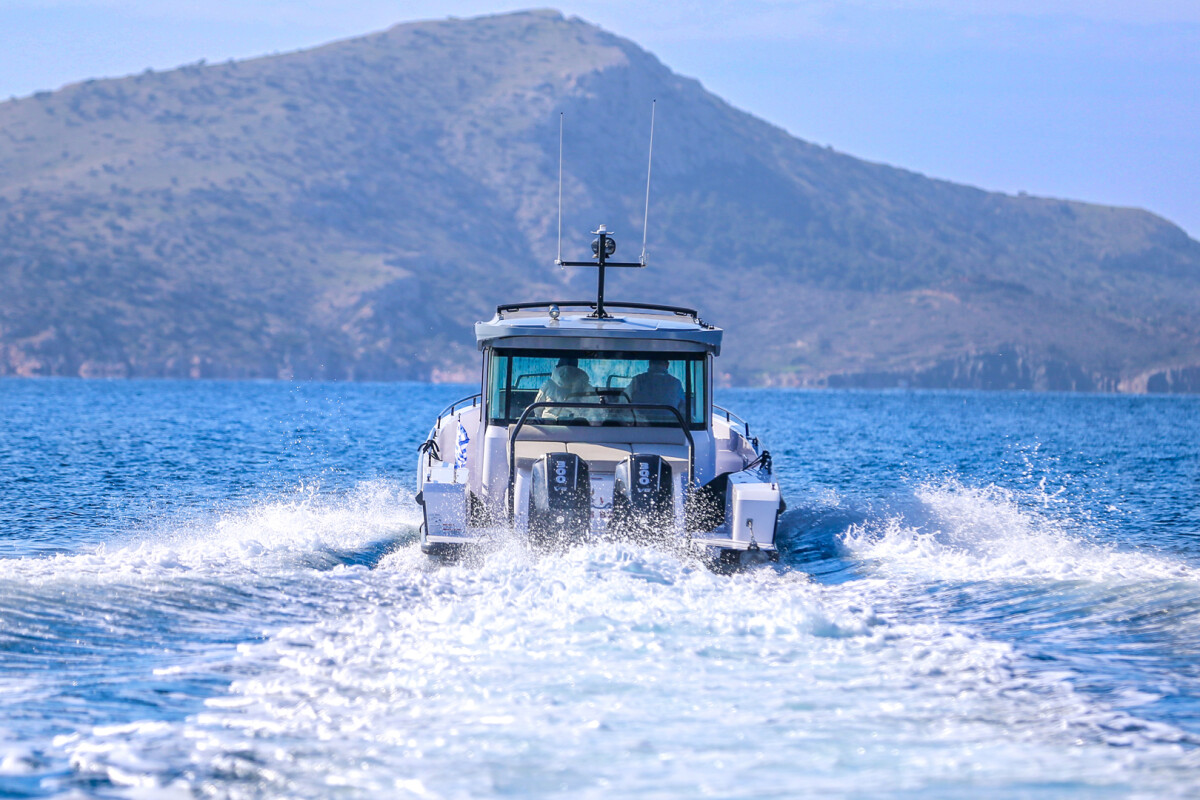 Axopar 37 XC Cross Cabin 