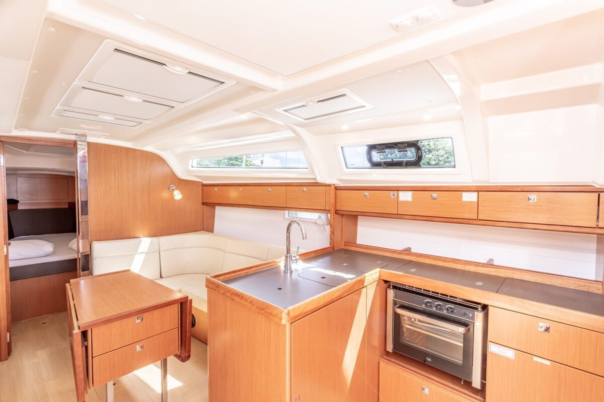 Bavaria 37