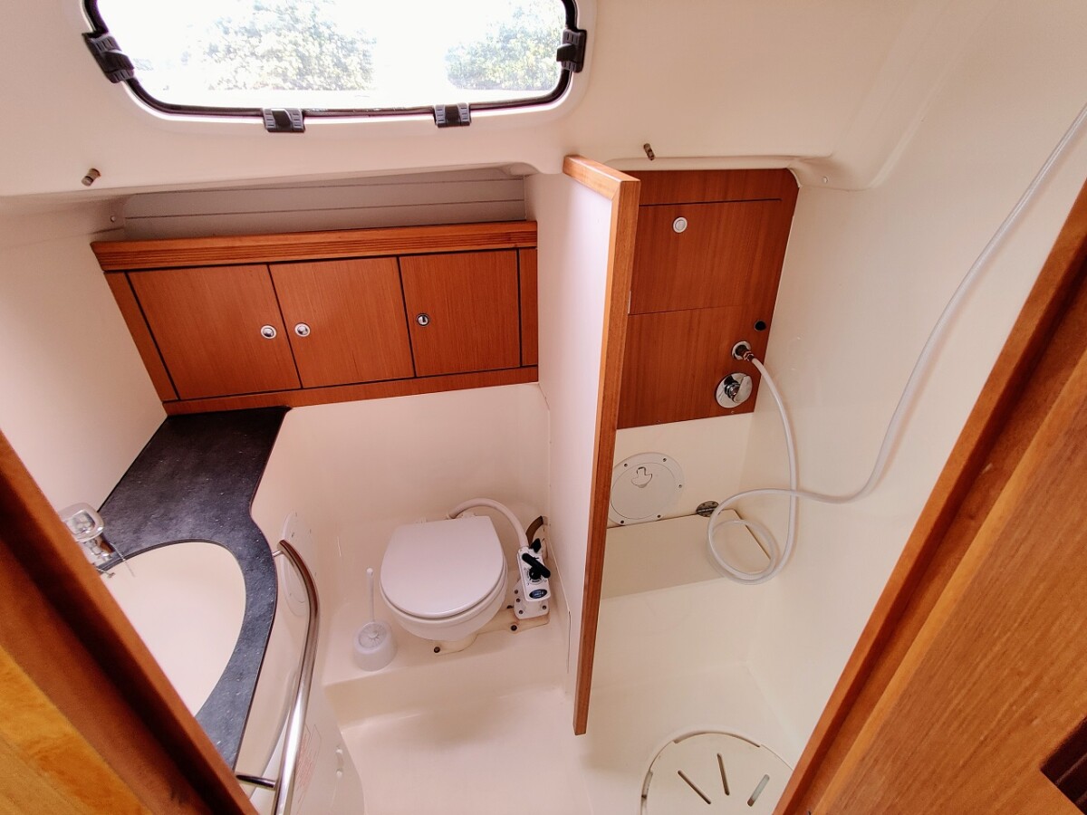 Bavaria 47 Cruiser Gin & Tonic