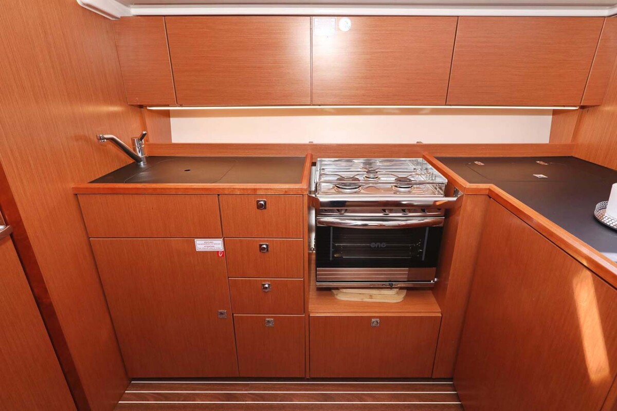 Bavaria C42 Style Antares