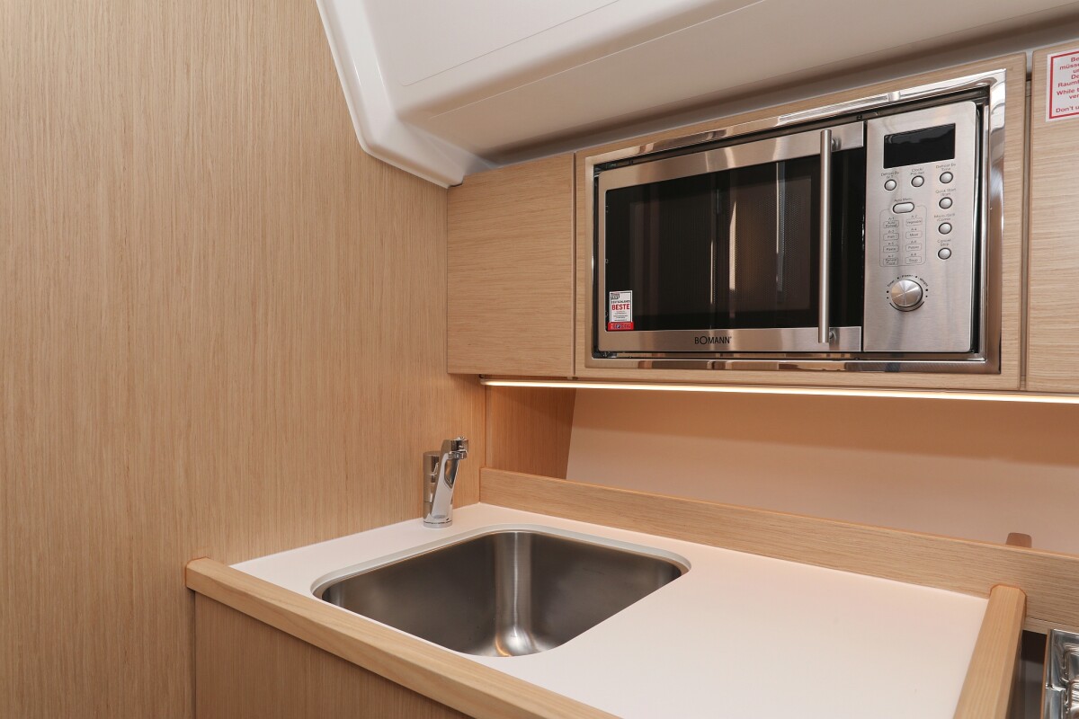 Bavaria C42 Levente