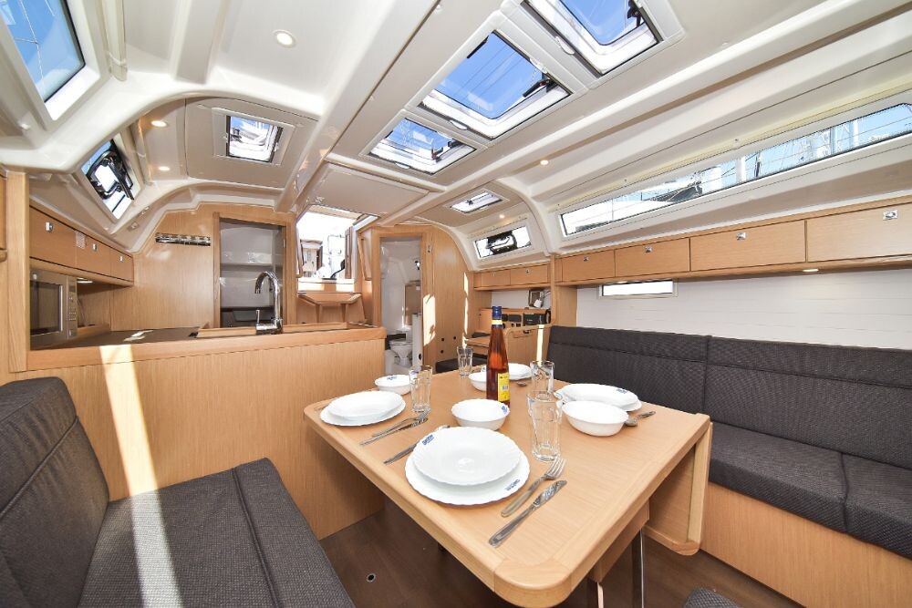 Bavaria Cruiser 37 White Pearl 