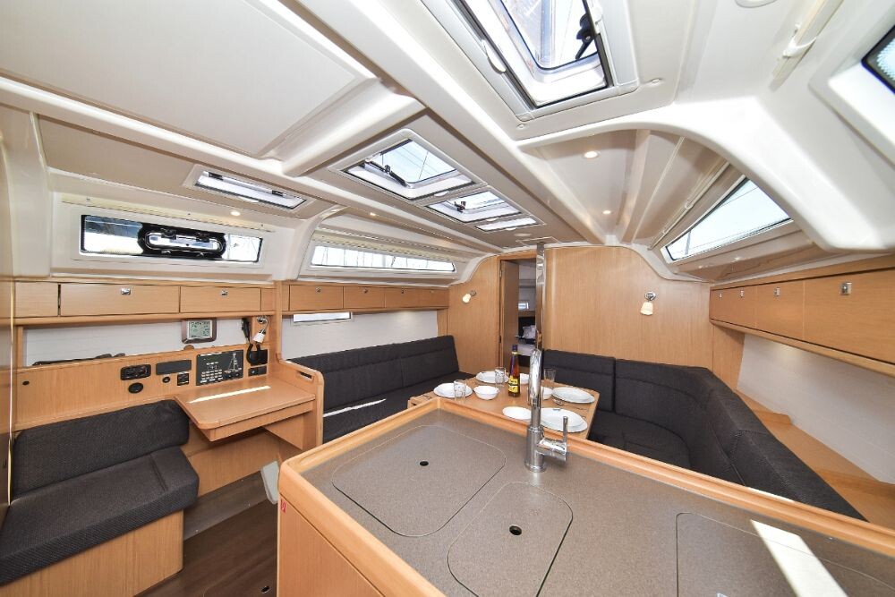 Bavaria Cruiser 37 White Pearl 