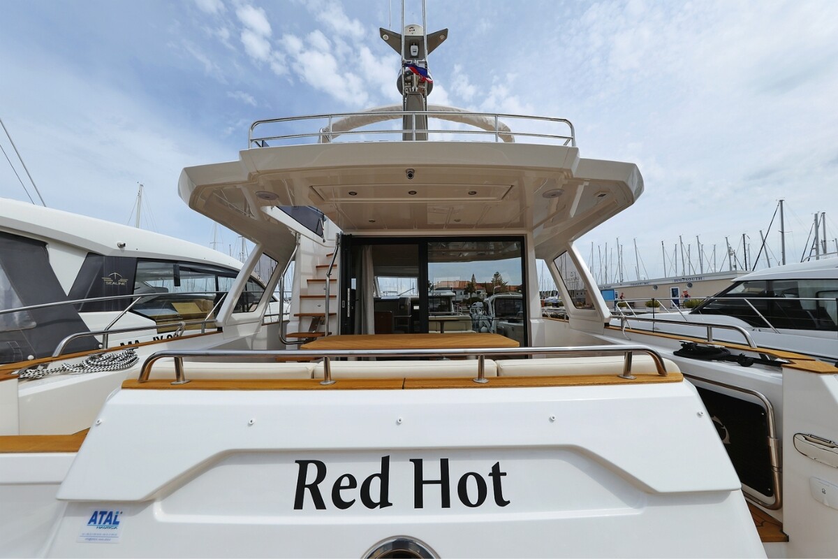 Greenline 48 Red Hot
