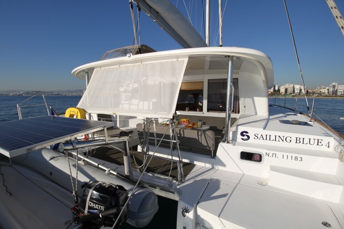 Lagoon 400 S2 Sailing Blue 4
