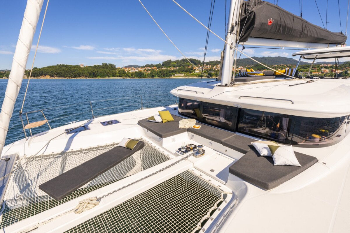 Lagoon 43 Stela