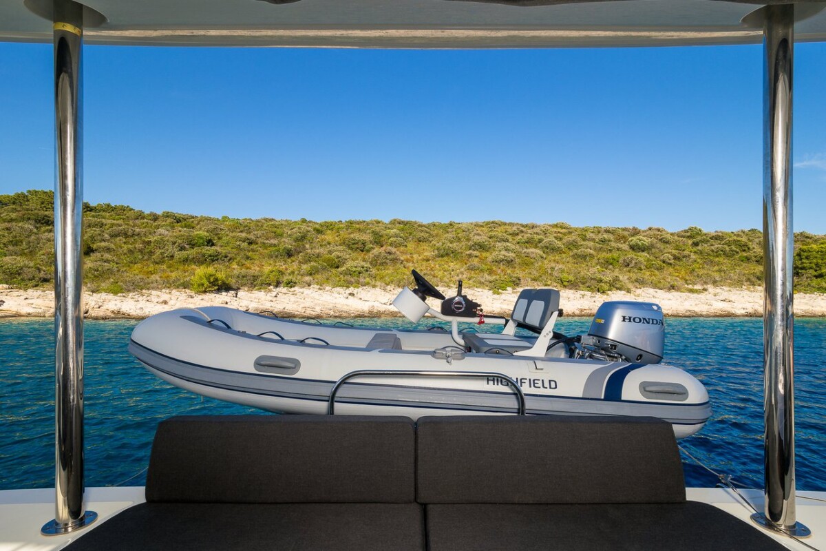 Lagoon 51 OW Catwalk