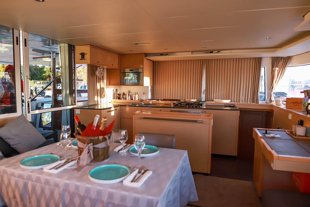 Lagoon 560 S2 Starlight (Crewed)