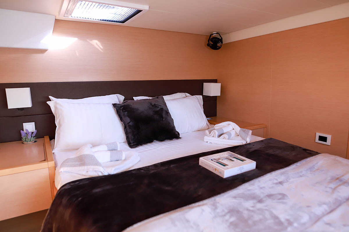 Lagoon 560 S2 Starlight (Crewed)