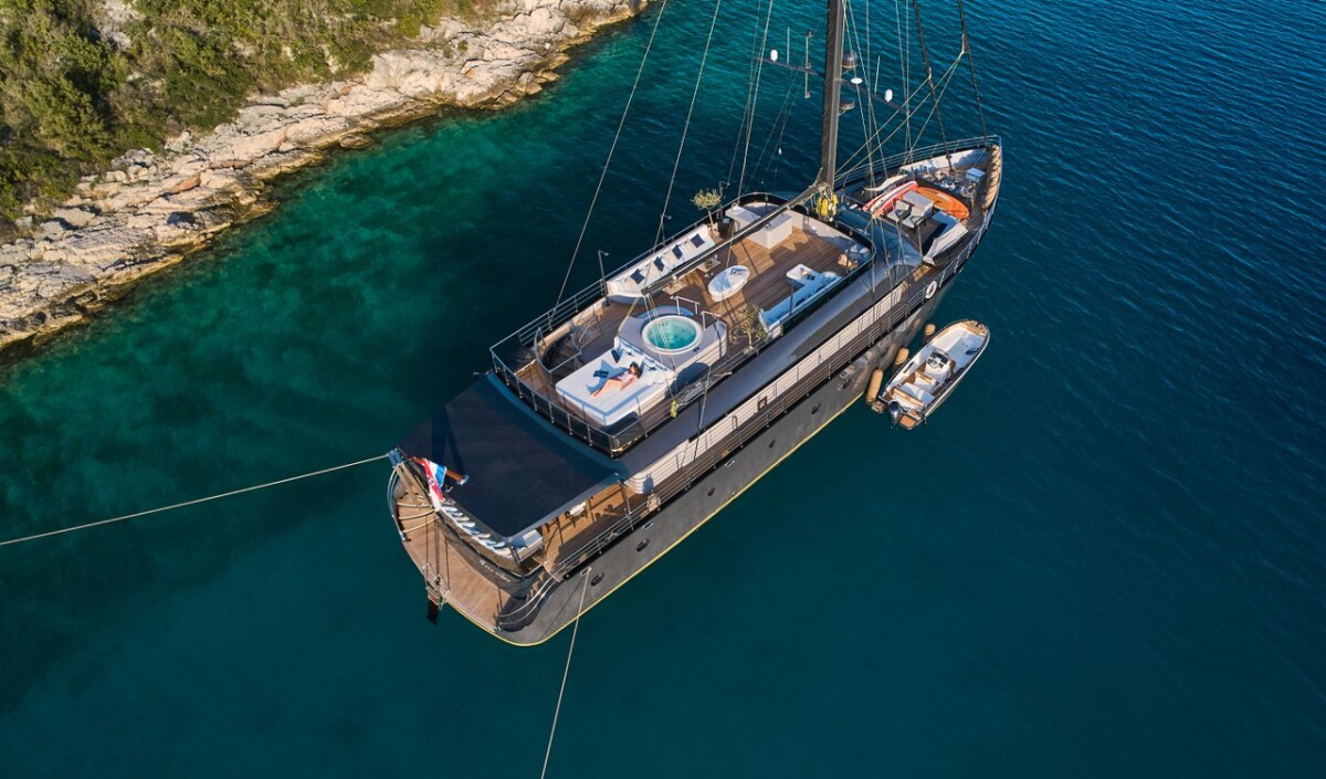 M/S Rara Avis Rara Avis