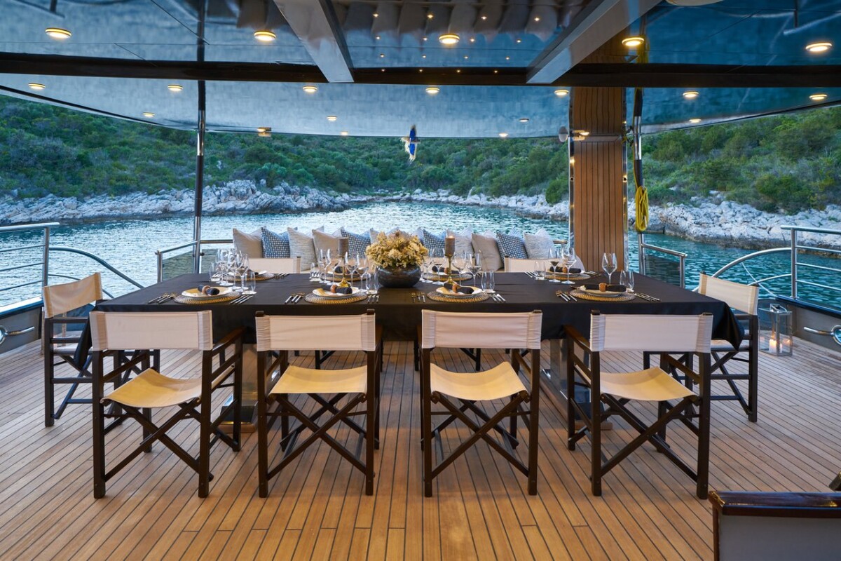 M/S Rara Avis Rara Avis