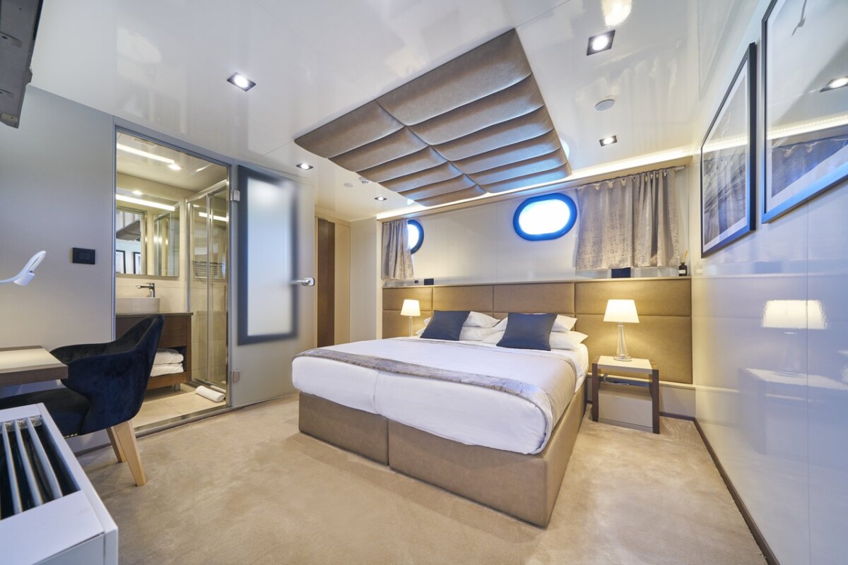 M/S Rara Avis Rara Avis