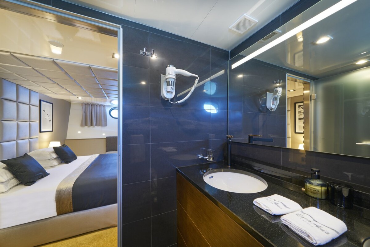 M/S Rara Avis Rara Avis