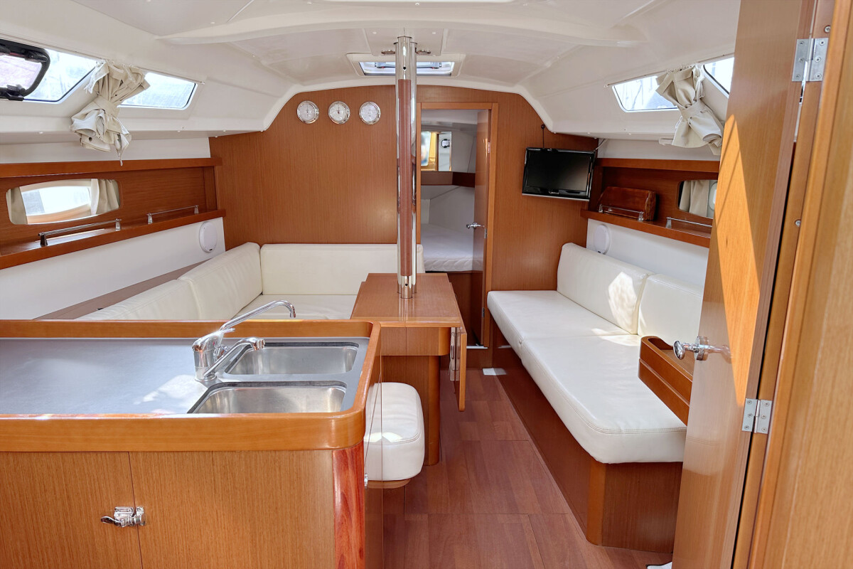 Oceanis 34.2 LL Skyhawk