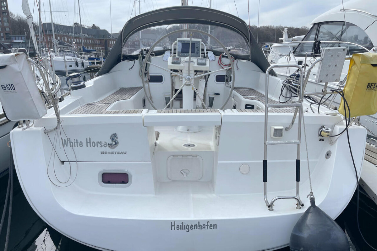 Oceanis 37 White Horse