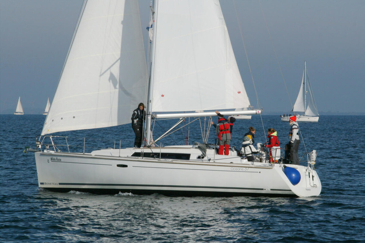 Oceanis 37 White Horse