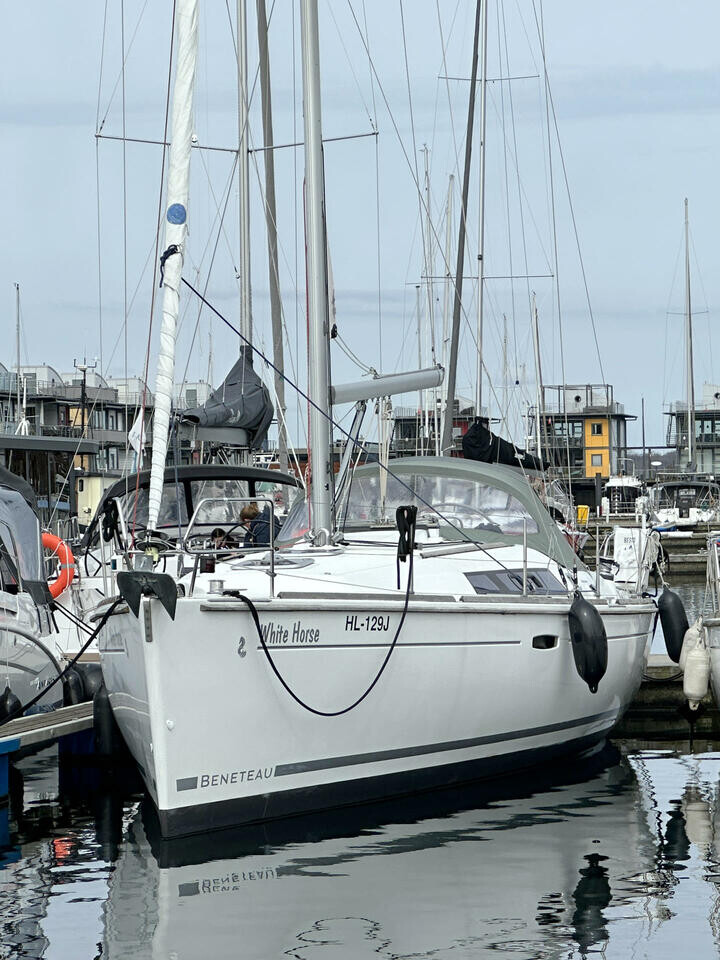 Oceanis 37 White Horse