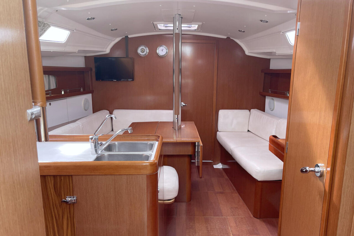 Oceanis 37 White Horse