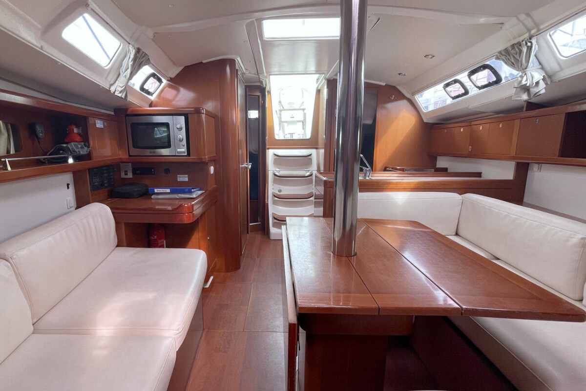 Oceanis 37 White Horse