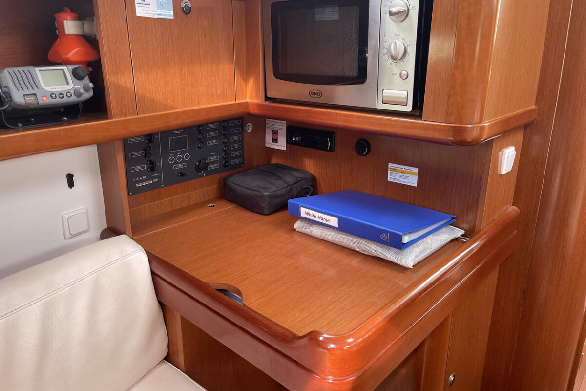 Oceanis 37 White Horse