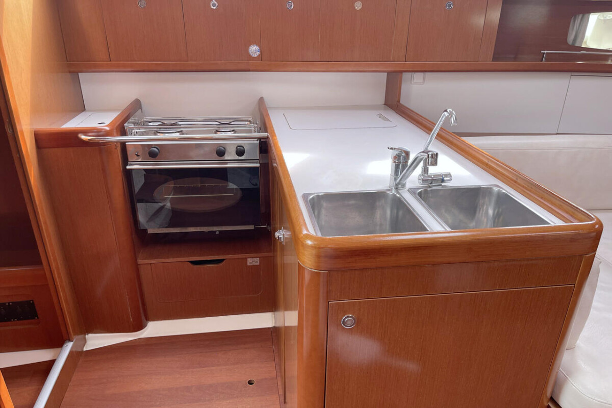 Oceanis 37 White Horse