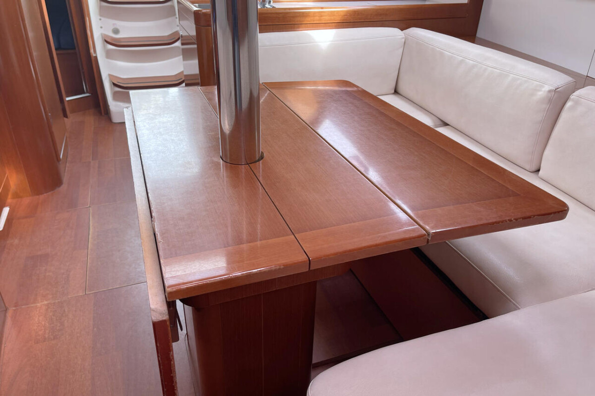 Oceanis 37 White Horse