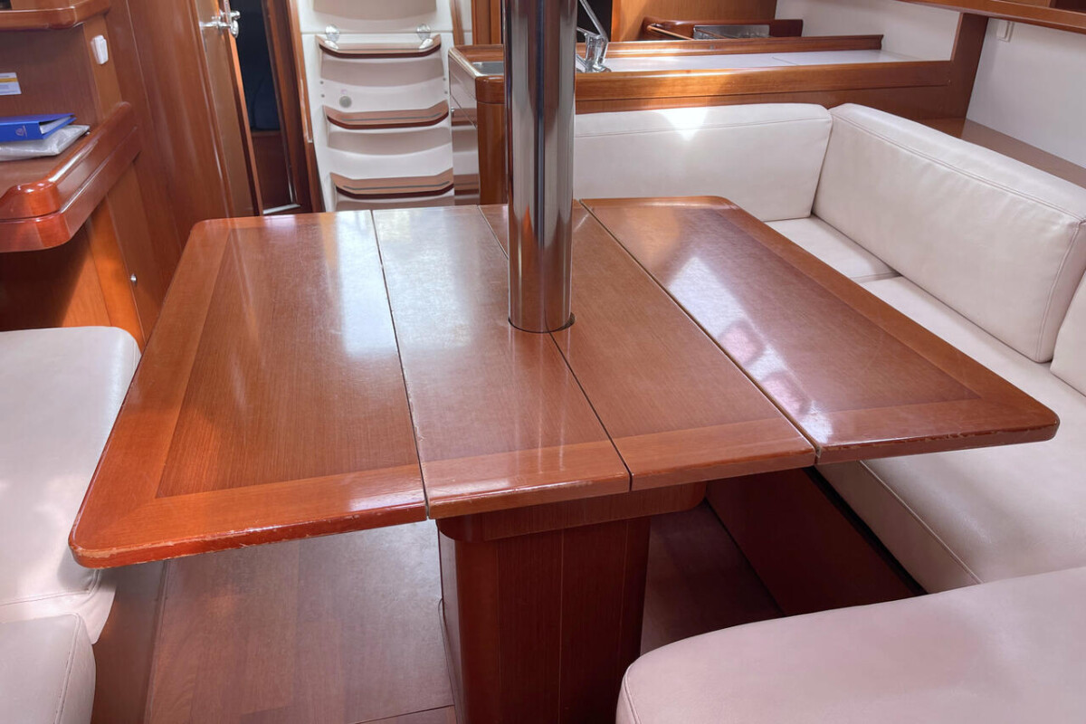 Oceanis 37 White Horse