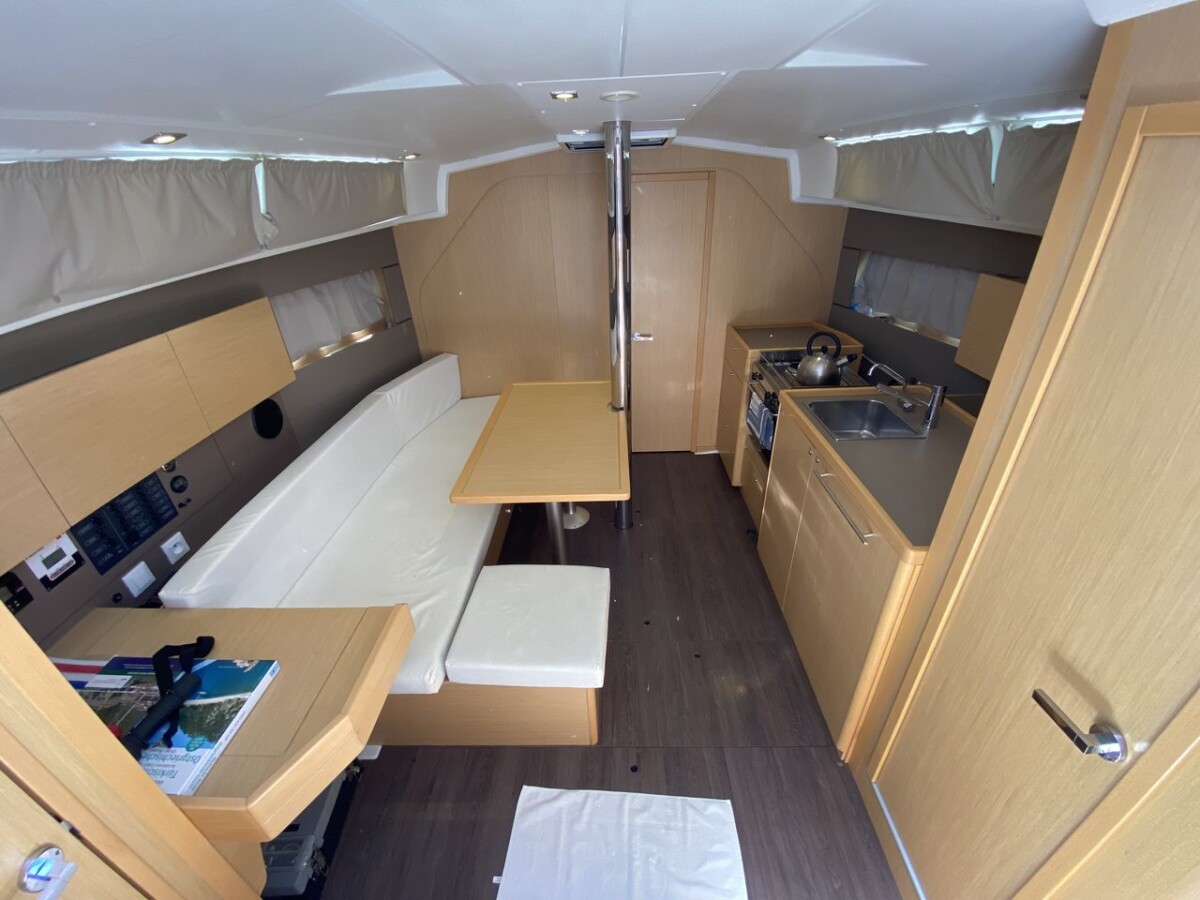 Oceanis 38 Solar