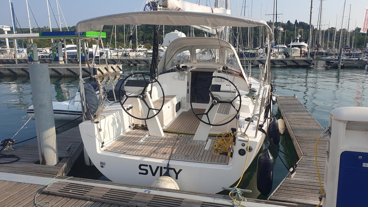 Salona 33 Svity