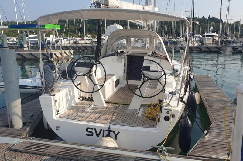 Salona 33 Svity