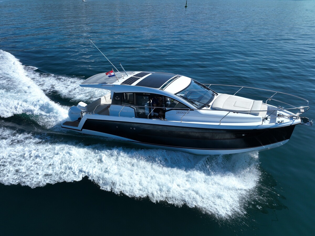 Sealine C335V Stormi