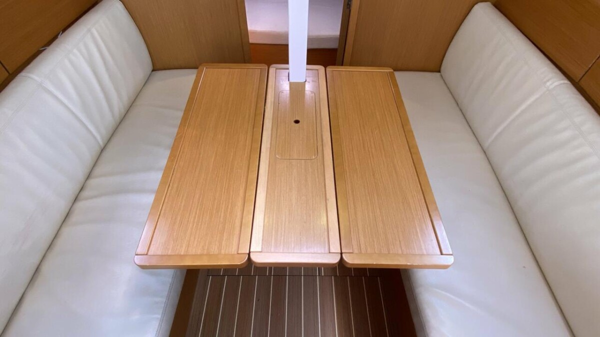Sun Odyssey 30i Lightning