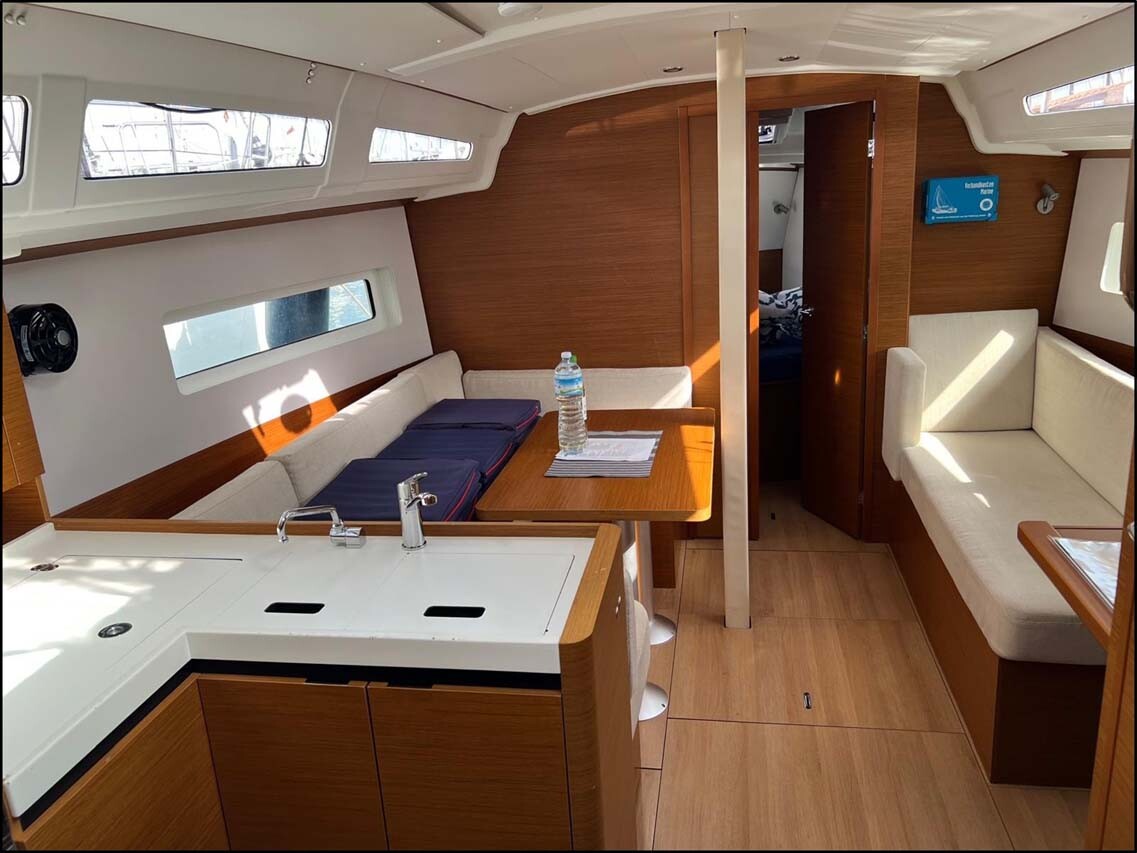 Sun Odyssey 380 Golden eye