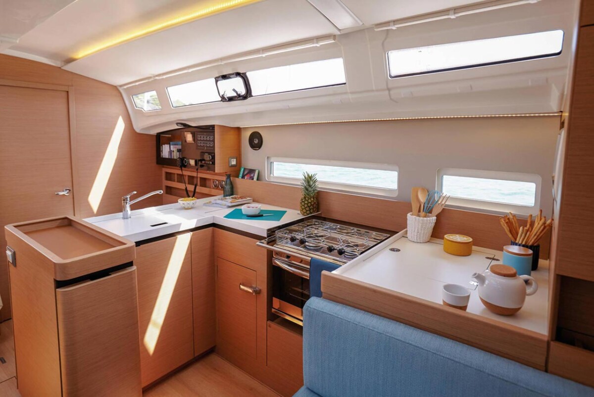 Sun Odyssey 410 Under Pressure