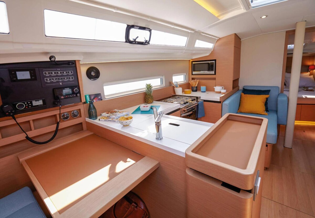 Sun Odyssey 410 Under Pressure